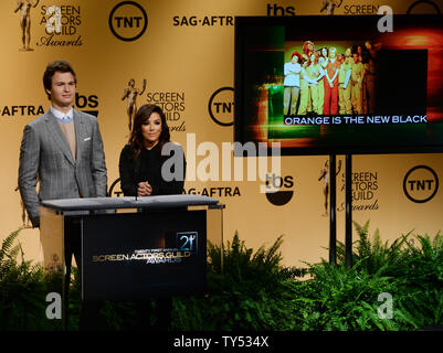 Akteure Ansel Elgort und Eva Longoria verkünden die Kandidaten für den Screen Actors Guild Awards im Pacific Design Center in Los Angeles am 10. Dezember 2014. Die 21. jährliche Screen Actors Guild Awards (SAG) findet am 25. Januar 2015 in Los Angeles. UPI/Jim Ruymen Stockfoto