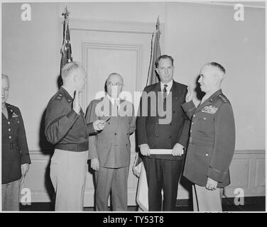 General Dwight Eisenhower schwört in General Omar Bradley Chef für das Personal der US-Armee. Präsident Truman und Sekretär der Armee Kenneth Royall sind. Die Zeremonie fand im Pentagon. Stockfoto