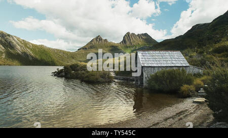 Die alten Boot Halle am Ufer des Dove Lake cradle Mt. Stockfoto