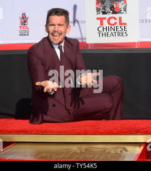 Schauspieler Ethan Hawke beteiligt sich an einem Hand- und Fußabdruck Zeremonie ihn ehrt in TCL Chinese Theatre in Hollywood" in Los Angeles am 5. Dezember 2014. Hawke können weiter in dem in Kürze zu Sci-Fi-Thriller "Prädestination" freigegeben werden, gesehen werden. Foto/Jim Ruymen/UPI Stockfoto