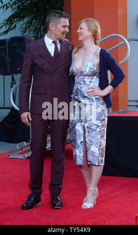 Schauspielerin Sarah Snook verbindet Schauspieler Ethan Hawke in einer Hand- & Fußabdruck Zeremonie ihn ehrt in TCL Chinese Theatre in Hollywood" in Los Angeles am 5. Dezember 2014. Hawke und Snook können weiter in dem in Kürze zu Sci-Fi-Thriller "Prädestination" freigegeben werden, gesehen werden. Foto/Jim Ruymen/UPI Stockfoto