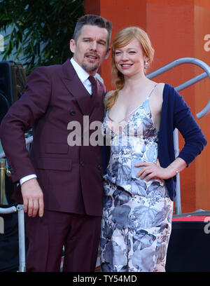 Schauspielerin Sarah Snook verbindet Schauspieler Ethan Hawke in einer Hand- & Fußabdruck Zeremonie ihn ehrt in TCL Chinese Theatre in Hollywood" in Los Angeles am 5. Dezember 2014. Hawke und Snook können weiter in dem in Kürze zu Sci-Fi-Thriller "Prädestination" freigegeben werden, gesehen werden. Foto/Jim Ruymen/UPI Stockfoto