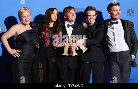 'Kindheit' Cast und Regisseur, (von links) Patricia Arquette, Lorelei Linklater, Regisseur Richard Linklater, Ellar Coltrane und Ethan Hawke backstage Pose mit dem Golden Globe für den besten Film, Drama im Beverly Hilton Hotel in Beverly Hills, Kalifornien am 11. Januar 2015. Foto von Jim Ruymen/UPI Stockfoto