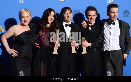 'Kindheit' Cast und Regisseur, (von links) Patricia Arquette, Lorelei Linklater, Regisseur Richard Linklater, Ellar Coltrane und Ethan Hawke backstage Pose mit dem Golden Globe für den besten Film, Drama im Beverly Hilton Hotel in Beverly Hills, Kalifornien am 11. Januar 2015. Foto von Jim Ruymen/UPI Stockfoto