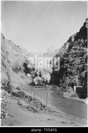 Allgemeine Ansicht des Black Canyon stromaufwärts Richtung damsite angezeigt Bedingungen unmittelbar vor der Abzweigung von Colorado River über Diversion Tunnel Nr. 3 und Nr. 4.; Umfang und Inhalt: Foto aus Band 2 einer Reihe von Fotoalben dokumentiert den Bau des Hoover Dam, Boulder City, Nevada. Stockfoto