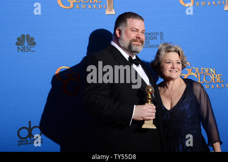 Autor/Regisseur Dean Deblois und Produzent Bonnie Arnold erscheint Backstage mit der Auszeichnung, die Sie für 'gewann Drachenzähmen 2", die im Rahmen der 72. jährlichen Golden Globe Awards im Beverly Hilton Hotel in Beverly Hills, Kalifornien am 11. Januar 2015. Foto von Jim Ruymen/UPI Stockfoto