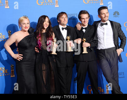 'Kindheit' Cast und Regisseur, (von links) Patricia Arquette, Lorelei Linklater, Regisseur Richard Linklater, Ellar Coltrane und Ethan Hawke backstage Pose mit dem Golden Globe für den besten Film, Drama im Beverly Hilton Hotel in Beverly Hills, Kalifornien am 11. Januar 2015. Foto von Jim Ruymen/UPI Stockfoto