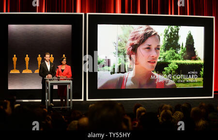 Schauspieler Chris Pine (L) und der Akademie der Künste und Wissenschaften Präsident Cheryl Boone Isaacs verkünden Marion Cotillard als Nominiert für die beste Schauspielerin in dem Film "zwei Tage, eine Nacht' bei den 87. Academy Awards Nominierungen Ankündigungen am Samuel Goldwyn Theater in Beverly Hills, Kalifornien am 15. Januar 2015. Die 87. jährlichen Academy Awards werden im Fernsehen übertragen live auf ABC aus Los Angeles 22. Februar. Foto von Jim Ruymen/UPI Stockfoto