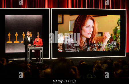 Schauspieler Chris Pine (L) und der Akademie der Künste und Wissenschaften Präsident Cheryl Boone Isaacs verkünden Julianne Moore als Nominiert für die beste Schauspielerin in dem Film bis Alice' bei den 87. Academy Awards Nominierungen Ankündigungen am Samuel Goldwyn Theater in Beverly Hills, Kalifornien am 15. Januar 2015. Die 87. jährlichen Academy Awards werden im Fernsehen übertragen live auf ABC aus Los Angeles 22. Februar. Foto von Jim Ruymen/UPI Stockfoto