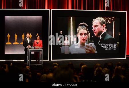 Schauspieler Chris Pine (L) und der Akademie der Künste und Wissenschaften Präsident Cheryl Boone Isaacs verkünden den Film 'Wilden Tales' aus Argentinien als Kandidat für den besten fremdsprachigen Film bei den 87. Academy Awards Nominierungen Ankündigungen am Samuel Goldwyn Theater in Beverly Hills, Kalifornien am 15. Januar 2015. 'Grand Budapest" und "Birdman" führte das Feld mit 9 nickt pro Stück. Die Gewinner werden am 22. Februar in einem Hollywood Zeremonie gehostet von Neil Patrick Harris und Luft auf ABC bekannt gegeben. Foto von Jim Ruymen/UPI Stockfoto