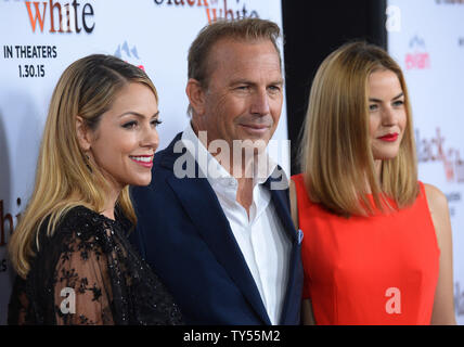 Warf Mitglied Kevin Costner (C) und seine Frau Christine Baumgartner (L) und Tochter Lily Costner die Premiere der motion picture Drama "Schwarz oder Weiß" am Königlichen Theater in Los Angeles besuchen am 20. Januar 2015. Handlung: eine trauernde Witwer ist in einer Sorgerechtsverhandlung über seine Enkelin, denen er half, ihr ganzes Leben gezeichnet. Foto von Jim Ruymen/UPI Stockfoto