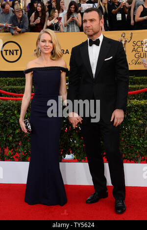 Schauspielerin Naomi Watts und ihr Mann, der Schauspieler Liev Schreiber kommen für die 21. jährliche SAG Awards im Shrine Auditorium in Los Angeles am 25. Januar 2015 statt. Die Screen Actors Guild Awards werden live auf TNT und TBS. Foto von Jim Ruymen/UPI ausgestrahlt. Stockfoto