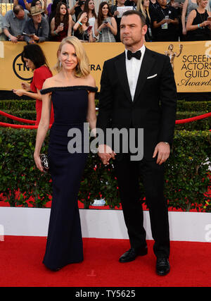 Schauspielerin Naomi Watts und ihr Mann, der Schauspieler Liev Schreiber kommen für die 21. jährliche SAG Awards im Shrine Auditorium in Los Angeles am 25. Januar 2015 statt. Die Screen Actors Guild Awards werden live auf TNT und TBS. Foto von Jim Ruymen/UPI ausgestrahlt. Stockfoto