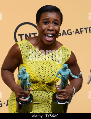 Uzo Aduba stellt in der Presse mit den Auszeichnungen für herausragende Ensemble in einer Comedy Serie und hervorragende weibliche Schauspieler in einer Comedy Serie für 'Orange ist das neue Schwarz" auf der 21. jährlichen SAG Awards im Shrine Auditorium in Los Angeles am 25. Januar 2015 statt. Die Screen Actors Guild Awards werden live auf TNT und TBS ausgestrahlt werden. Foto von Jim Ruymen/UPI Stockfoto