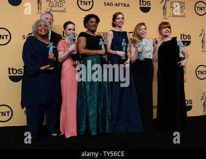 (L - R) Schauspieler Yvette Freeman, Michael J. Harney, Taryn Manning, Adrienne C. Moore, Lauren Lapkus, Natasha Lyonne und Annie Golden pose Backstage mit dem Award für herausragende Ensemble in einer Comedy Serie für 'Orange ist das neue Schwarz" auf der 21. jährlichen SAG Awards im Shrine Auditorium in Los Angeles am 25. Januar 2015 statt. Die Screen Actors Guild Awards werden live auf TNT und TBS ausgestrahlt werden. Foto von Jim Ruymen/UPI Stockfoto