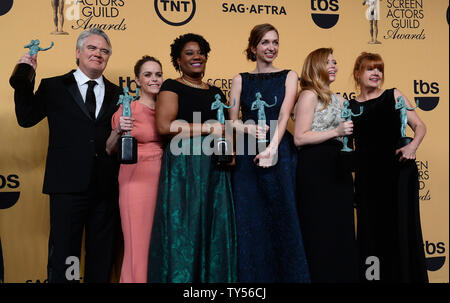 (L - R) Schauspieler Michael J. Harney, Taryn Manning, Adrienne C. Moore, Lauren Lapkus, Natasha Lyonne und Annie Golden pose Backstage mit dem Award für herausragende Ensemble in einer Comedy Serie für 'Orange ist das neue Schwarz" auf der 21. jährlichen SAG Awards im Shrine Auditorium in Los Angeles am 25. Januar 2015 statt. Die Screen Actors Guild Awards werden live auf TNT und TBS ausgestrahlt werden. Foto von Jim Ruymen/UPI Stockfoto