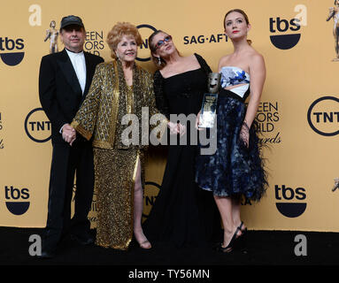 (L - R) Todd Fisher, Schauspielerin Debbie Reynolds, Schauspielerin Carrie Fisher und Billie Lourd stellen Backstage in der 21. jährlichen SAG Awards im Shrine Auditorium in Los Angeles am 25. Januar 2015 statt. Die Screen Actors Guild Awards werden live auf TNT und TBS ausgestrahlt werden. Foto von Jim Ruymen/UPI Stockfoto