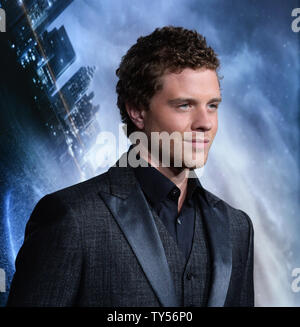 Warf Mitglied Jonny Weston besucht die Premiere des Motion Picture sci-fi Thriller' Projekt Almanach' an der TCL Chinese Theatre in Hollywood" in Los Angeles am 27. Januar 2015. Handlung: als eine Gruppe von Freunden Pläne für eine Zeitmaschine entdecken, bauen Sie es und verwenden Sie es, um Ihre Probleme und persönlichen Gewinn zu beheben. Aber als die Zukunft auseinander fällt mit Katastrophen, und jede von ihnen verschwinden wenig durch wenig, Sie müssen zurück in die Vergangenheit reisen, um sich zu vergewissern, dass Sie nie erfinden die Maschine oder die Zerstörung der Menschheit. Foto von Jim Ruymen/UPI Stockfoto