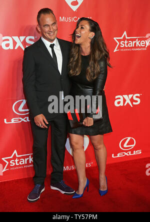 Alanis Morissette (R) und Mario Treadway nehmen an der MusiCares Person des Jahres Gala zu Ehren Sänger und Songwriter Bob Dylan im Los Angeles Convention Center in Los Angeles am 6. Februar 2015. Foto von David Silpa/UPI Stockfoto