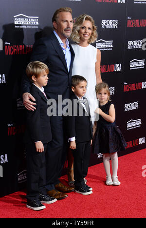 Warf Mitglied Kevin Costner und seine Frau Christine Baumgartner und ihre Kinder Cayden, Hayes und Grace (L-R) die Premiere des Motion picture Drama "cFarland, USA" am El Capitan Theatre besuchen in den Hollywood in Los Angeles am 9. Februar 2015. Handlung: ein cross country Coach in einem kleinen Kalifornien Stadt verwandelt sich ein Team von Athleten in Meisterschaftkämpfer. Foto von Jim Ruymen/UPI Stockfoto