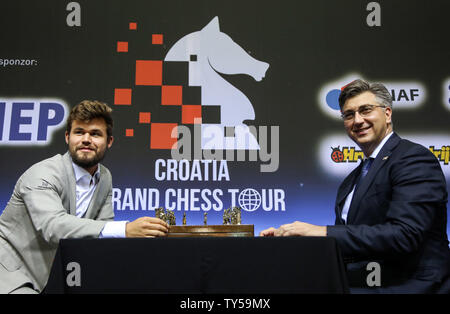 Zagreb, Kroatien. 25. Juni 2019. Der kroatische Premierminister Andrej Plenkovic (R) spielt mit norwegischen Schachspieler Magnus Carlsen bei der Eröffnung der 2019 Kroatien Grand Chess Tour in Zagreb, Kroatien, 25. Juni 2019. Credit: Marin Tironi/Xinhua/Alamy leben Nachrichten Stockfoto