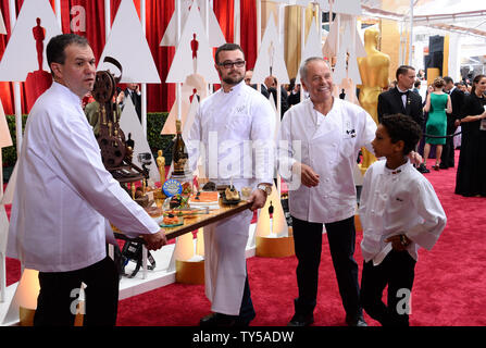 Küchenchef Wolfgang Puck (L) kommt bei den 87. Academy Awards im Hollywood & Highland Center in Los Angeles am 22. Februar 2015. Foto von Jim Ruymen/UPI Stockfoto