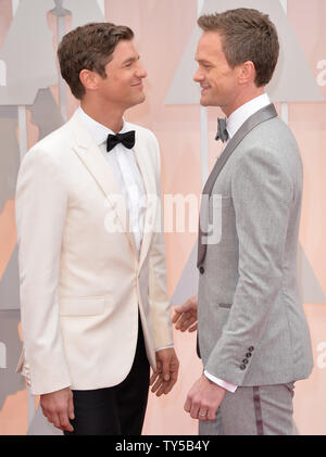 Oscars host Neil Patrick Harris (R) mit seinem Ehepartner David Burtka kommt bei den 87. Academy Awards im Hollywood & Highland Center in Los Angeles am 22. Februar 2015. Foto von Kevin Dietsch/UPI Stockfoto