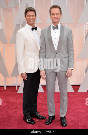 Oscars host Neil Patrick Harris (R) mit seinem Ehepartner David Burtka kommt bei den 87. Academy Awards im Hollywood & Highland Center in Los Angeles am 22. Februar 2015. Foto von Kevin Dietsch/UPI Stockfoto