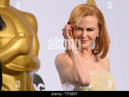 Pawel Pawlikowski, Gewinner der "besten fremdsprachigen Film für 'Polen' erscheint Backstage mit seinem Oscar und Moderatorin Schauspielerin Nicole Kidman bei den 87. Academy Awards im Hollywood & Highland Center in Los Angeles am 22. Februar 2015. Foto von Jim Ruymen/UPI Stockfoto