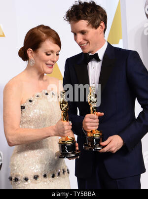 Beste Schauspielerin Julianne Moore wirft mit bester Schauspieler Eddie Redmayne backstage mit seinem Oscar bei den 87. Academy Awards im Hollywood & Highland Center in Los Angeles am 22. Februar 2015. Foto von Jim Ruymen/UPI Stockfoto