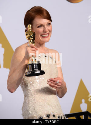 Julianne Moore, Sieger der Beste Schauspielerin für die Rolle in der bis Alice' stellt Backstage mit ihrem Oscar bei den 87. Academy Awards im Hollywood & Highland Center in Los Angeles am 22. Februar 2015. Foto von Jim Ruymen/UPI Stockfoto