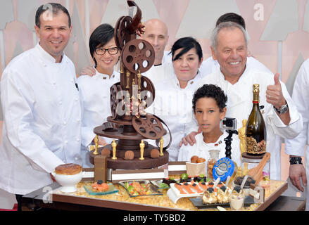 Oscars Chef Wolfgang Puck auf dem roten Teppich bei den 87. Academy Awards kommt an der Hollywood & Highland Center in Los Angeles am 22. Februar 2015. Foto von Kevin Dietsch/UPI Stockfoto