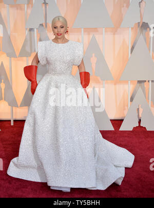 Lady Gaga kommt auf dem roten Teppich bei den 87. Academy Awards im Hollywood & Highland Center in Los Angeles am 22. Februar 2015. Foto von Kevin Dietsch/UPI Stockfoto