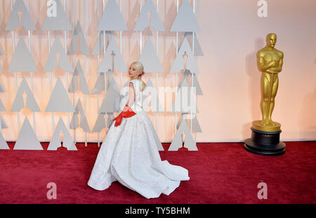 Lady Gaga kommt auf dem roten Teppich bei den 87. Academy Awards im Hollywood & Highland Center in Los Angeles am 22. Februar 2015. Foto von Kevin Dietsch/UPI Stockfoto