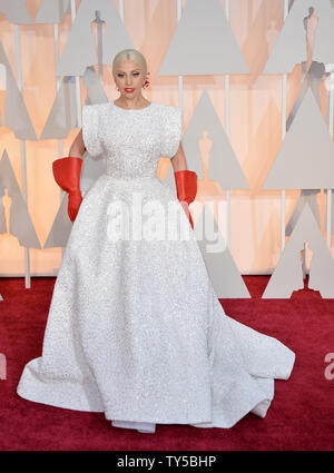 Lady Gaga kommt auf dem roten Teppich bei den 87. Academy Awards im Hollywood & Highland Center in Los Angeles am 22. Februar 2015. Foto von Kevin Dietsch/UPI Stockfoto