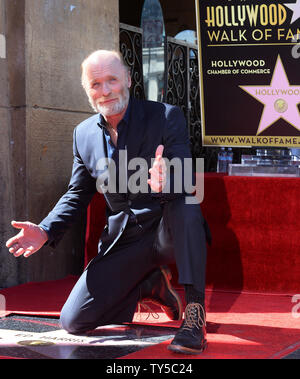 Schauspieler Ed Harris stellt während einer enthüllungsfeier ihn ehrt mit dem 2.546 th Stern auf dem Hollywood Walk of Fame in Los Angeles am 13. März 2015. Foto von Jim Ruymen/UPI Stockfoto