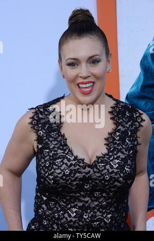 Schauspielerin Alyssa Milano besucht die Premiere des Motion picture Komödie 'harten' bei TCL Chinese Theatre in Hollywood" in Los Angeles am 25. März 2015. Handlung: als Millionär James King (Will Ferrell) ist für Betrug genagelt und für San Quentin gebunden ist, wendet er sich an Darnell Lewis (Kevin Hart) prep, ihn hinter Gitter zu gehen. Foto von Jim Ruymen/UPI Stockfoto