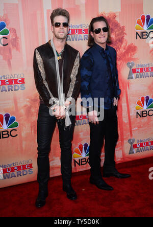 Brian Kelley, Links, und Tyler Hubbard, der Florida Georgia Linie, die iHeartRadio Music Awards teilnehmen im Shrine Auditorium in Los Angeles am 29. März 2015. Foto von Jim Ruymen/UPI Stockfoto