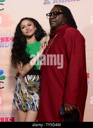 Sänger Zendaya, Links, und Kazembe Ajamu Coleman pose Backstage in der
