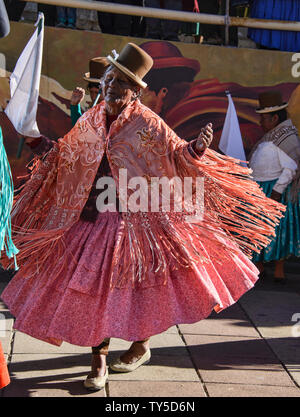 Cholita tanzen in El Alto, La Paz, Bolivien Stockfoto