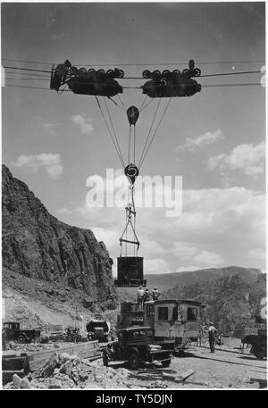 Handhabung 8-cubic Yard konkrete Eimer durch den Overhead Seilbahn für den Transport über Canyon. Konkrete geschleppt in die Position von Benzin Lokomotive und in Arizona Abflußkanal wehr Crest platziert.; Umfang und Inhalt: Foto aus Band 2 einer Reihe von Fotoalben dokumentiert den Bau des Hoover Dam, Boulder City, Nevada. Stockfoto