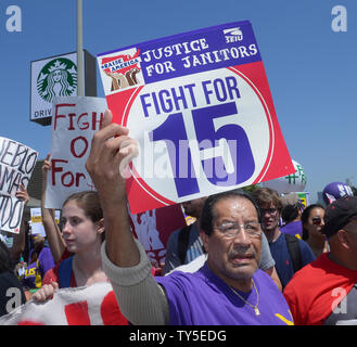 Hunderte von Southland Fast-food-Arbeiter, zusammen mit Home-care, Kinderbetreuung USC Fakultät und Industriearbeiter, nahmen an Demonstrationen und Kundgebungen in South Los Angeles und der Innenstadt, die heute als Teil einer nationalen Kampagne für 15 $ - Stunde Löhne. Ähnliche Demonstrationen und Kundgebungen werden über dem Land als Teil einer nationalen Tag der Aktion im Kampf für 15 $ statt.'' sagten Organisatoren Kundgebungen wurden auch in 30 Ländern statt. Foto von Jim Ruymen/UPI Stockfoto