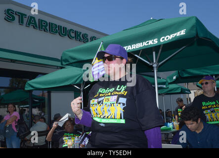 Hunderte von Southland Fast-food-Arbeiter, zusammen mit Home-care, Kinderbetreuung USC Fakultät und Industriearbeiter, nahmen an Demonstrationen und Kundgebungen in South Los Angeles und der Innenstadt, die heute als Teil einer nationalen Kampagne für 15 $ - Stunde Löhne. Ähnliche Demonstrationen und Kundgebungen werden über dem Land als Teil einer nationalen Tag der Aktion im Kampf für 15 $ statt.'' sagten Organisatoren Kundgebungen wurden auch in 30 Ländern statt. Foto von Jim Ruymen/UPI Stockfoto