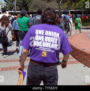 Hunderte von Southland Fast-food-Arbeiter, zusammen mit Home-care, Kinderbetreuung USC Fakultät und Industriearbeiter, nahmen an Demonstrationen und Kundgebungen in South Los Angeles und der Innenstadt, die heute als Teil einer nationalen Kampagne für 15 $ - Stunde Löhne. Ähnliche Demonstrationen und Kundgebungen werden über dem Land als Teil einer nationalen Tag der Aktion im Kampf für 15 $ statt.'' sagten Organisatoren Kundgebungen wurden auch in 30 Ländern statt. Foto von Jim Ruymen/UPI Stockfoto