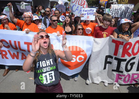 Hunderte von Southland Fast-food-Arbeiter, zusammen mit Home-care, Kinderbetreuung USC Fakultät und Industriearbeiter, nahmen an Demonstrationen und Kundgebungen in South Los Angeles und der Innenstadt, die heute als Teil einer nationalen Kampagne für 15 $ - Stunde Löhne. Ähnliche Demonstrationen und Kundgebungen werden über dem Land als Teil einer nationalen Tag der Aktion im Kampf für 15 $ statt.'' sagten Organisatoren Kundgebungen wurden auch in 30 Ländern statt. Foto von Jim Ruymen/UPI Stockfoto