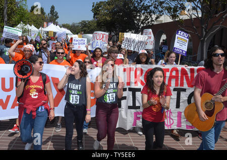 Hunderte von Southland Fast-food-Arbeiter, zusammen mit Home-care, Kinderbetreuung USC Fakultät und Industriearbeiter, nahmen an Demonstrationen und Kundgebungen in South Los Angeles und der Innenstadt, die heute als Teil einer nationalen Kampagne für 15 $ - Stunde Löhne. Ähnliche Demonstrationen und Kundgebungen werden über dem Land als Teil einer nationalen Tag der Aktion im Kampf für 15 $ statt.'' sagten Organisatoren Kundgebungen wurden auch in 30 Ländern statt. Foto von Jim Ruymen/UPI Stockfoto