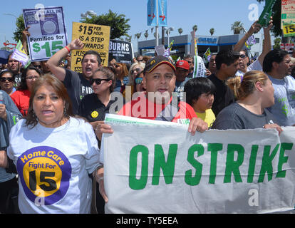 Hunderte von Southland Fast-food-Arbeiter, zusammen mit Home-care, Kinderbetreuung USC Fakultät und Industriearbeiter, nahmen an Demonstrationen und Kundgebungen in South Los Angeles und der Innenstadt, die heute als Teil einer nationalen Kampagne für 15 $ - Stunde Löhne. Ähnliche Demonstrationen und Kundgebungen werden über dem Land als Teil einer nationalen Tag der Aktion im Kampf für 15 $ statt.'' sagten Organisatoren Kundgebungen wurden auch in 30 Ländern statt. Foto von Jim Ruymen/UPI Stockfoto