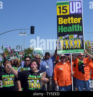 Hunderte von Southland Fast-food-Arbeiter, zusammen mit Home-care, Kinderbetreuung USC Fakultät und Industriearbeiter, nahmen an Demonstrationen und Kundgebungen in South Los Angeles und der Innenstadt, die heute als Teil einer nationalen Kampagne für 15 $ - Stunde Löhne. Ähnliche Demonstrationen und Kundgebungen werden über dem Land als Teil einer nationalen Tag der Aktion im Kampf für 15 $ statt.'' sagten Organisatoren Kundgebungen wurden auch in 30 Ländern statt. Foto von Jim Ruymen/UPI Stockfoto