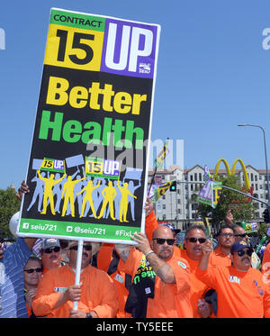 Hunderte von Southland Fast-food-Arbeiter, zusammen mit Home-care, Kinderbetreuung USC Fakultät und Industriearbeiter, nahmen an Demonstrationen und Kundgebungen in South Los Angeles und der Innenstadt, die heute als Teil einer nationalen Kampagne für 15 $ - Stunde Löhne. Ähnliche Demonstrationen und Kundgebungen werden über dem Land als Teil einer nationalen Tag der Aktion im Kampf für 15 $ statt.'' sagten Organisatoren Kundgebungen wurden auch in 30 Ländern statt. Foto von Jim Ruymen/UPI Stockfoto