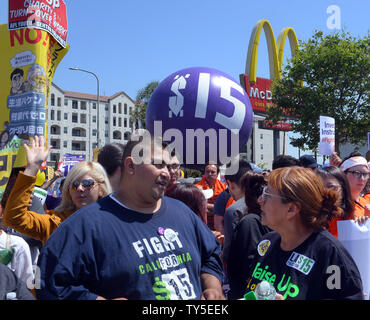 Hunderte von Southland Fast-food-Arbeiter, zusammen mit Home-care, Kinderbetreuung USC Fakultät und Industriearbeiter, nahmen an Demonstrationen und Kundgebungen in South Los Angeles und der Innenstadt, die heute als Teil einer nationalen Kampagne für 15 $ - Stunde Löhne. Ähnliche Demonstrationen und Kundgebungen werden über dem Land als Teil einer nationalen Tag der Aktion im Kampf für 15 $ statt.'' sagten Organisatoren Kundgebungen wurden auch in 30 Ländern statt. Foto von Jim Ruymen/UPI Stockfoto